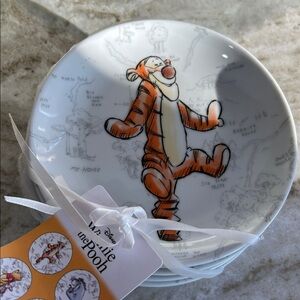 4 DISNEY WINNIE THE POOH & FRIENDS Story Book  APPETIZER PLATES New 6” dessert